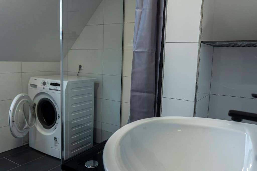 Moderne Ferienwohnung In Gelsenkirchen-Schalke Fuer 1 Bis 7 Personen Mit Terrasse, Ideal Fuer Gruppen & Stadionbesuche Exterior photo